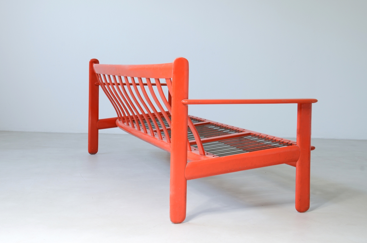 Vico Magistretti (1920-2006)  Divano a tre posti in legno laccato con schienale a onda.  Perfetto stato originale, cuscini in produzione.  Modello Carimate, 1959.