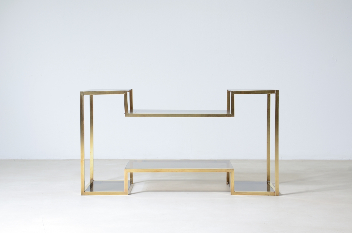 Romeo Rega (1904-1968)  Piccola console con struttura in ottone quadrata e piani in vetro brunito.  Manifattura italiana, 1970ca.