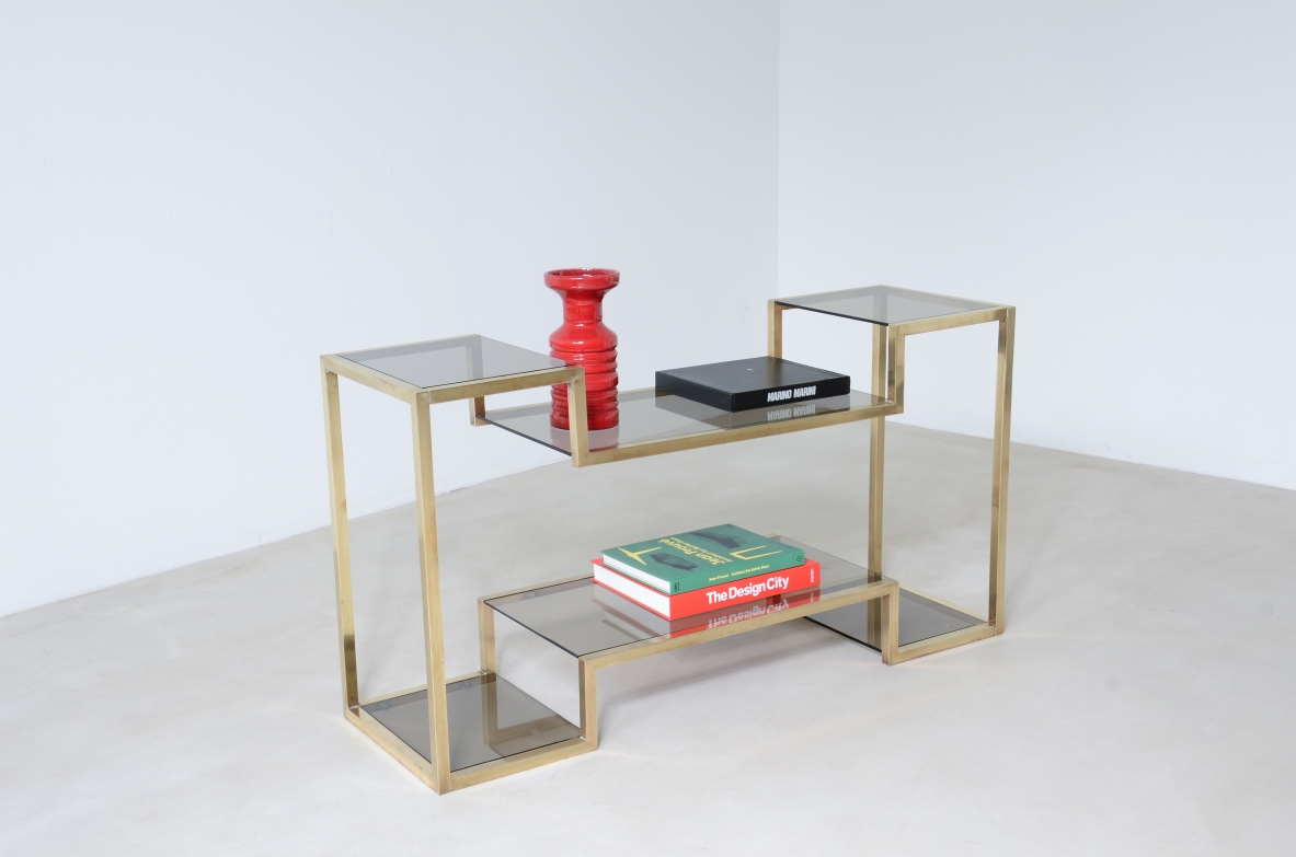 Romeo Rega (1904-1968)  Piccola console con struttura in ottone quadrata e piani in vetro brunito.  Manifattura italiana, 1970ca.