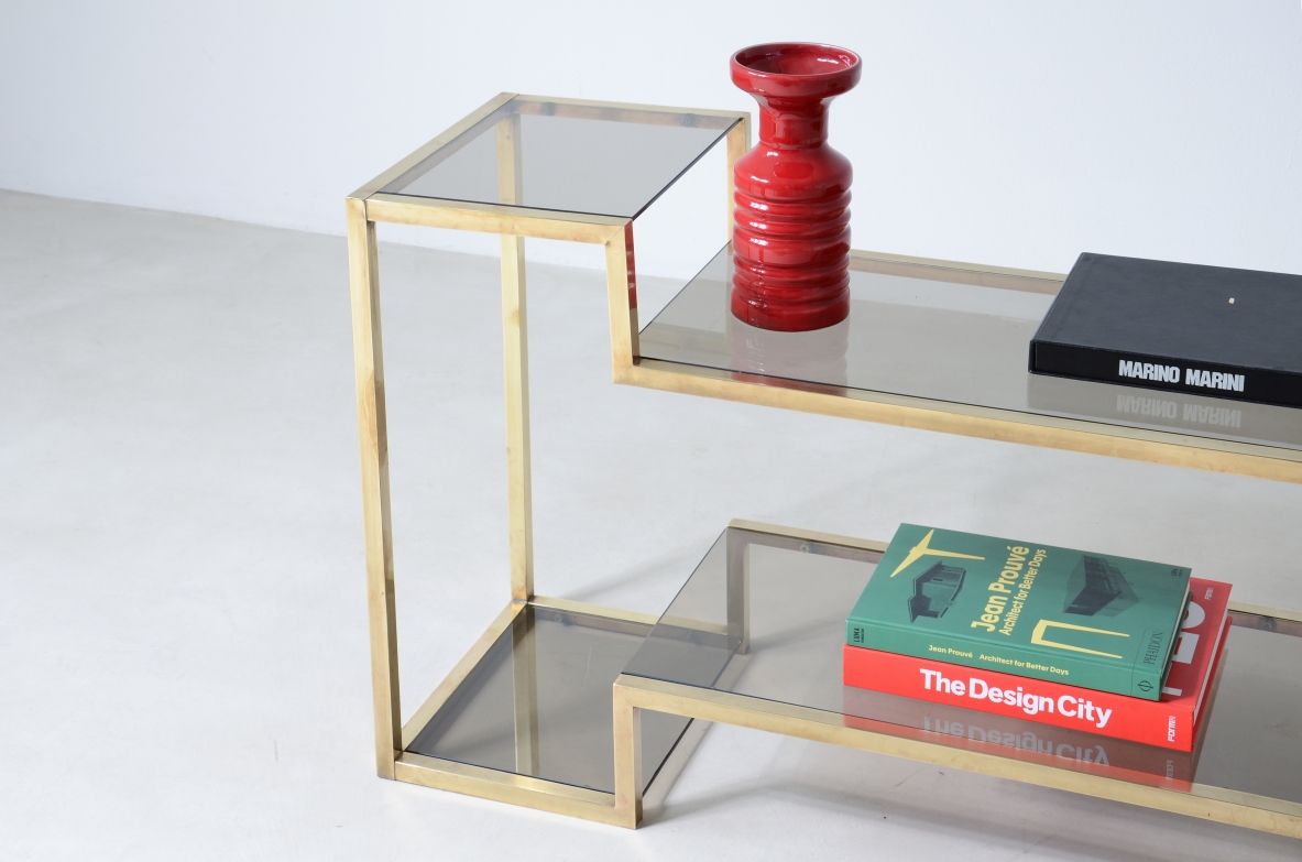 Romeo Rega (1904-1968)  Piccola console con struttura in ottone quadrata e piani in vetro brunito.  Manifattura italiana, 1970ca.