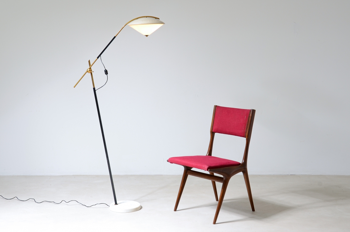 Angelo Ostuni  Elegante lampada da terra con braccio articolato, cappello in metallo e vetro e base in marmo a taglio diamantato.  Oluce Milano, manifattura Italiana 1950ca.
