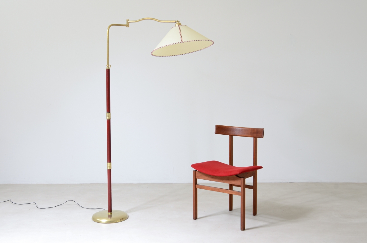Lampada da terra con stelo snodabile in ottone e dettagli in pelle, elegante paralume in pergamena.  Manifattura italiana 1930ca.