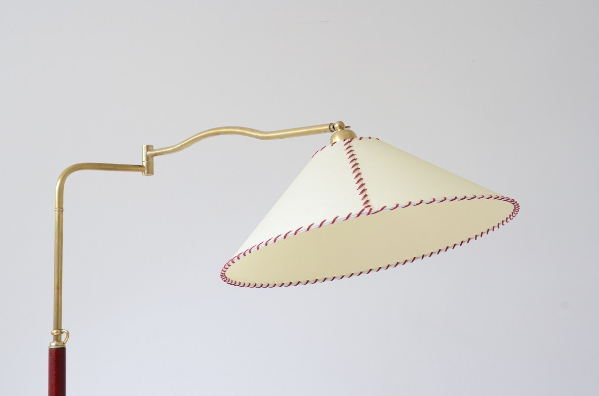 Lampada da terra con stelo snodabile in ottone e dettagli in pelle, elegante paralume in pergamena.  Manifattura italiana 1930ca.