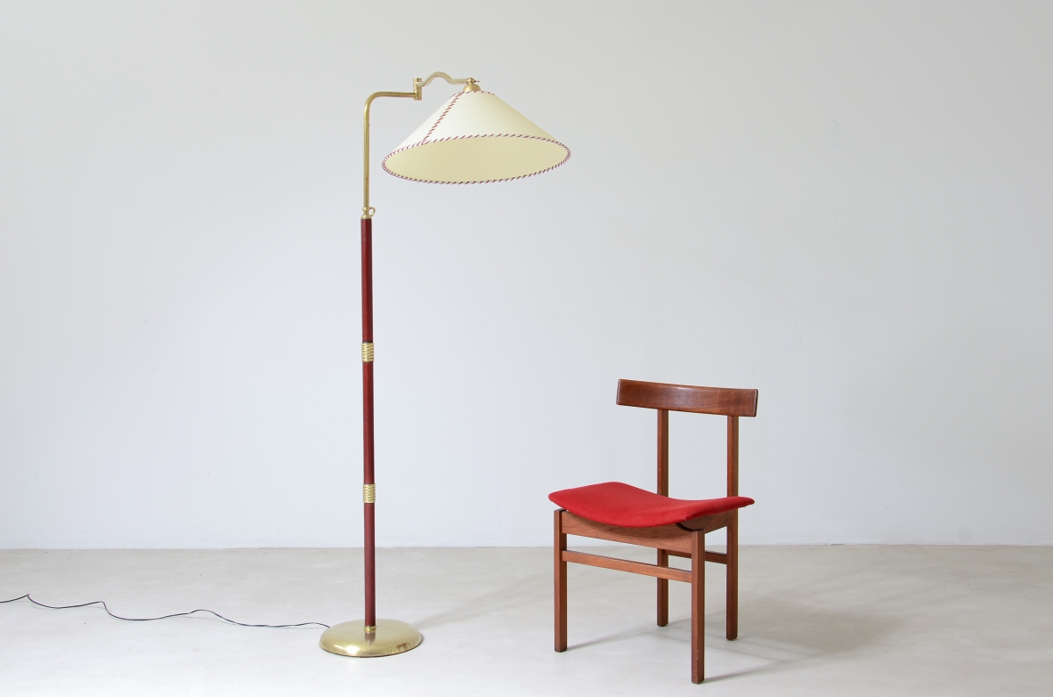 Lampada da terra con stelo snodabile in ottone e dettagli in pelle, elegante paralume in pergamena.  Manifattura italiana 1930ca.