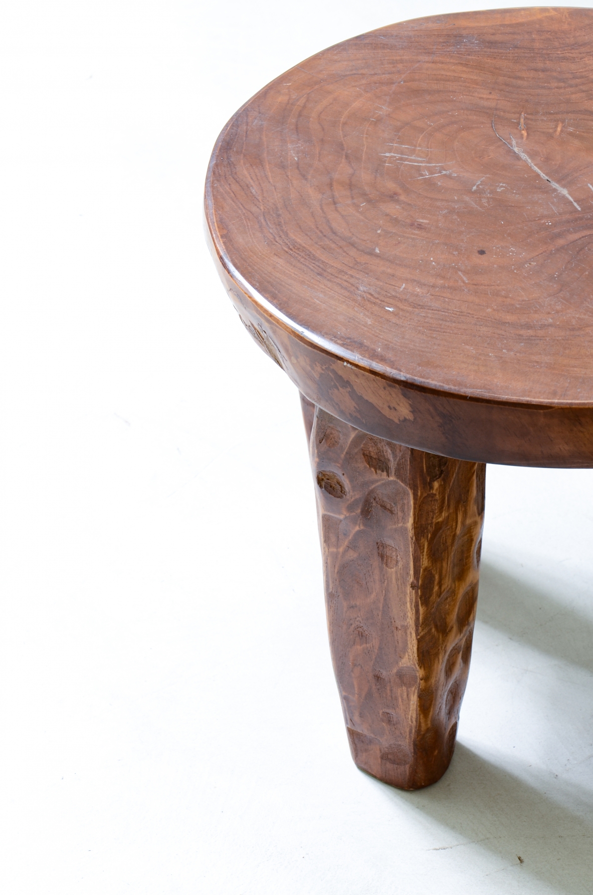 Coppia di sgabelli in noce con piedi in legno sgorbiato.  Manifattura italiana anni '30