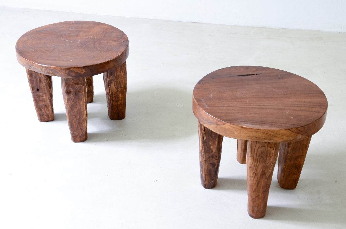 Coppia di sgabelli in noce con piedi in legno sgorbiato.  Manifattura italiana anni '30