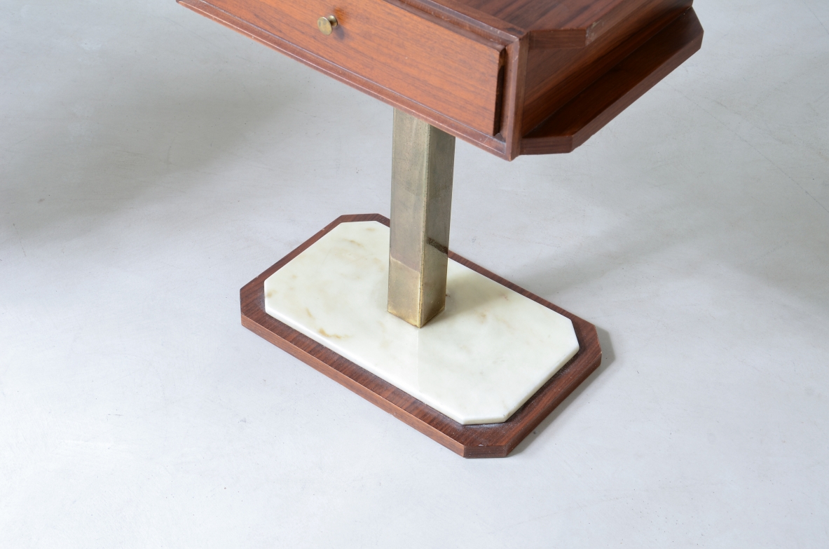 Coppia di comodini in noce rigatino con base in marmo e montanti a colonna in ottone.  Manifattura italiana anni 60.