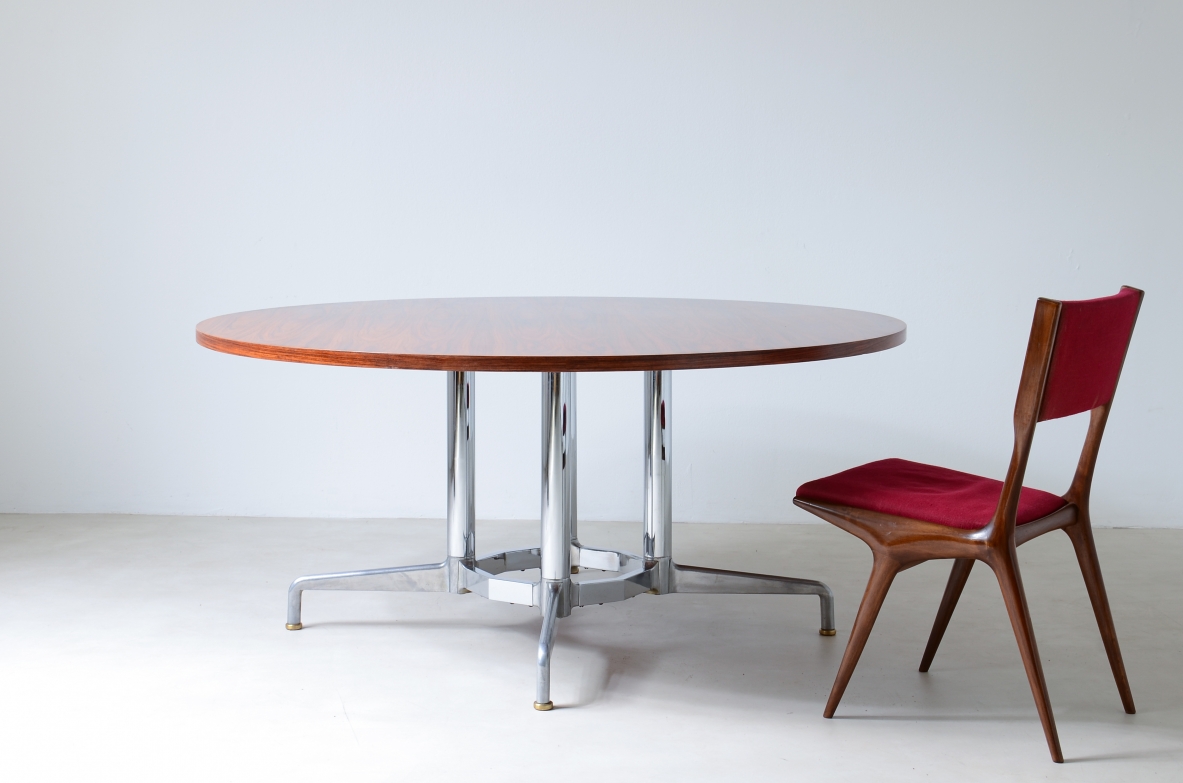Grande tavolo con base in metallo cromato e piano in legno. I  Manifattura italiana, 1960ca.