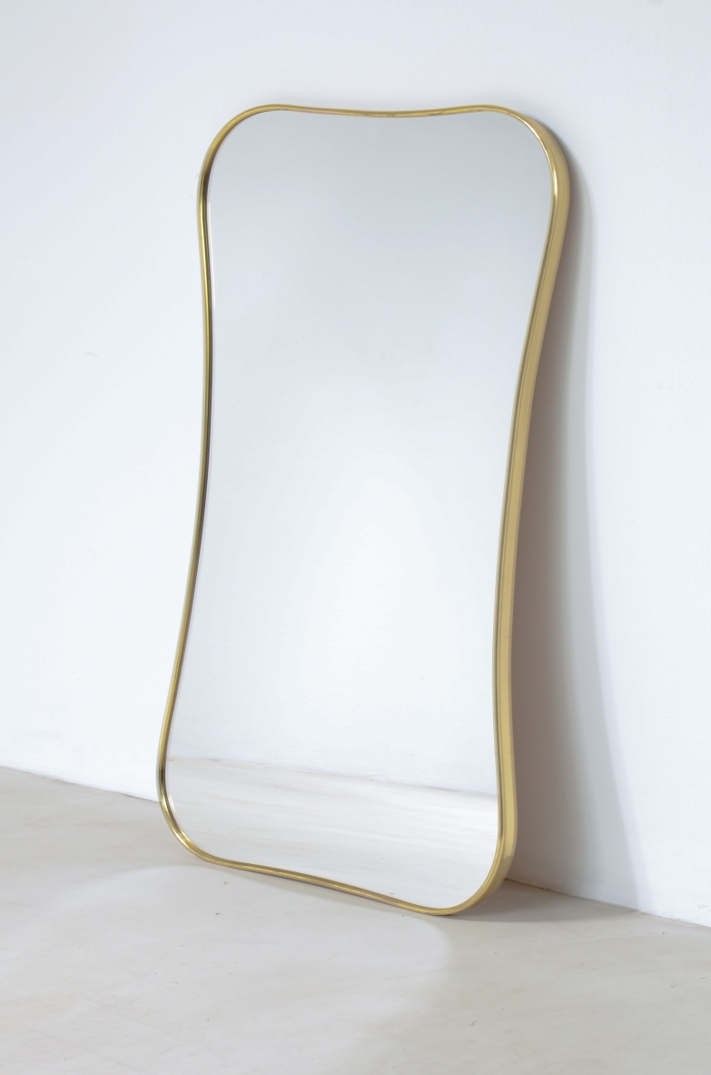 Specchiera con cornice in ottone sagomato.  Manifattura italiana anni 50/60.