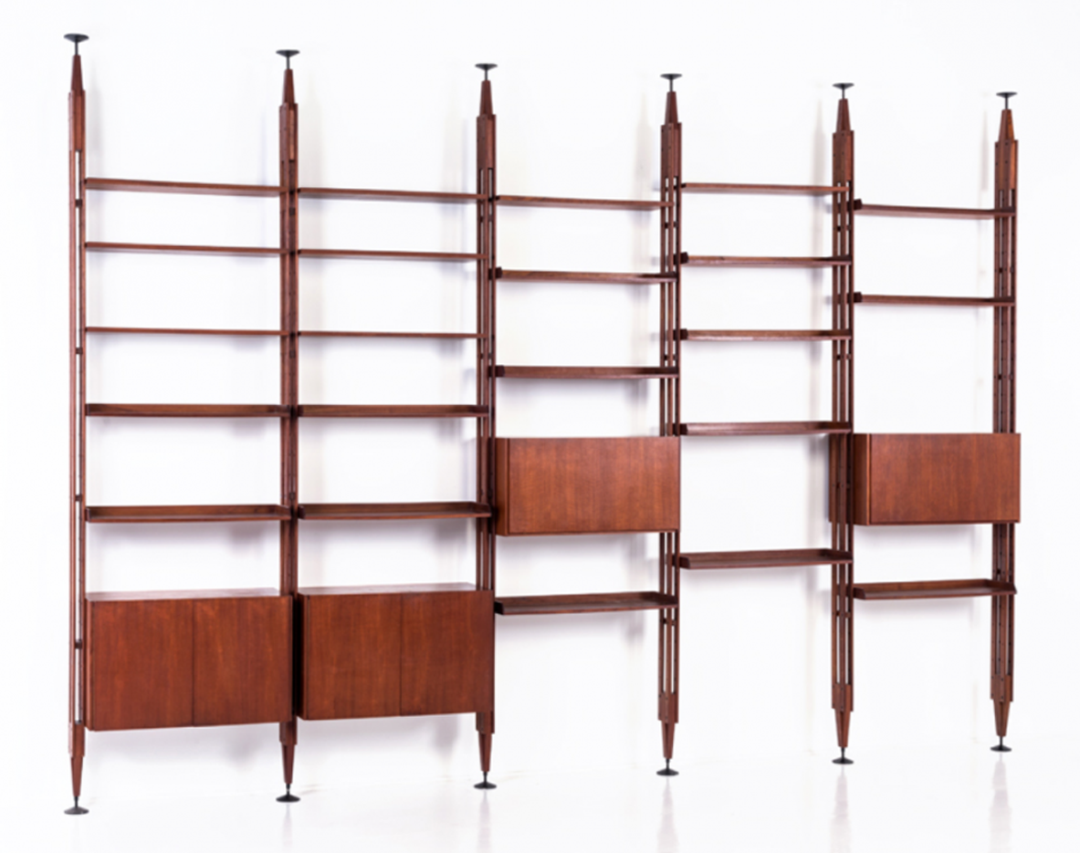Franco Albini, Libreria Infinito.Grande libreria modulare composta da 6 montanti verticali, elementi contenitori con ante a battente e ante inferiori 22 ripiani in tek