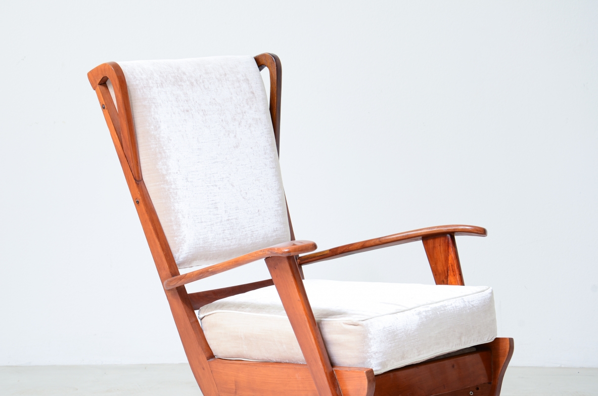 Poltrona da lettura modernista con struttura in rovere nello stile di Gio Ponti.  Manifattura italiana, 1950ca.