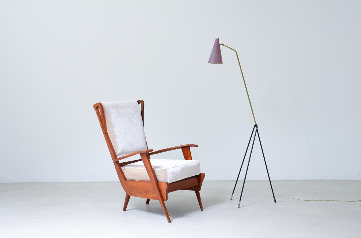 Poltrona da lettura modernista con struttura in rovere nello stile di Gio Ponti.  Manifattura italiana, 1950ca.