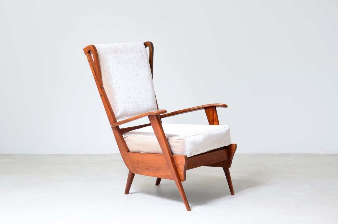 Poltrona da lettura modernista con struttura in rovere nello stile di Gio Ponti.  Manifattura italiana, 1950ca.