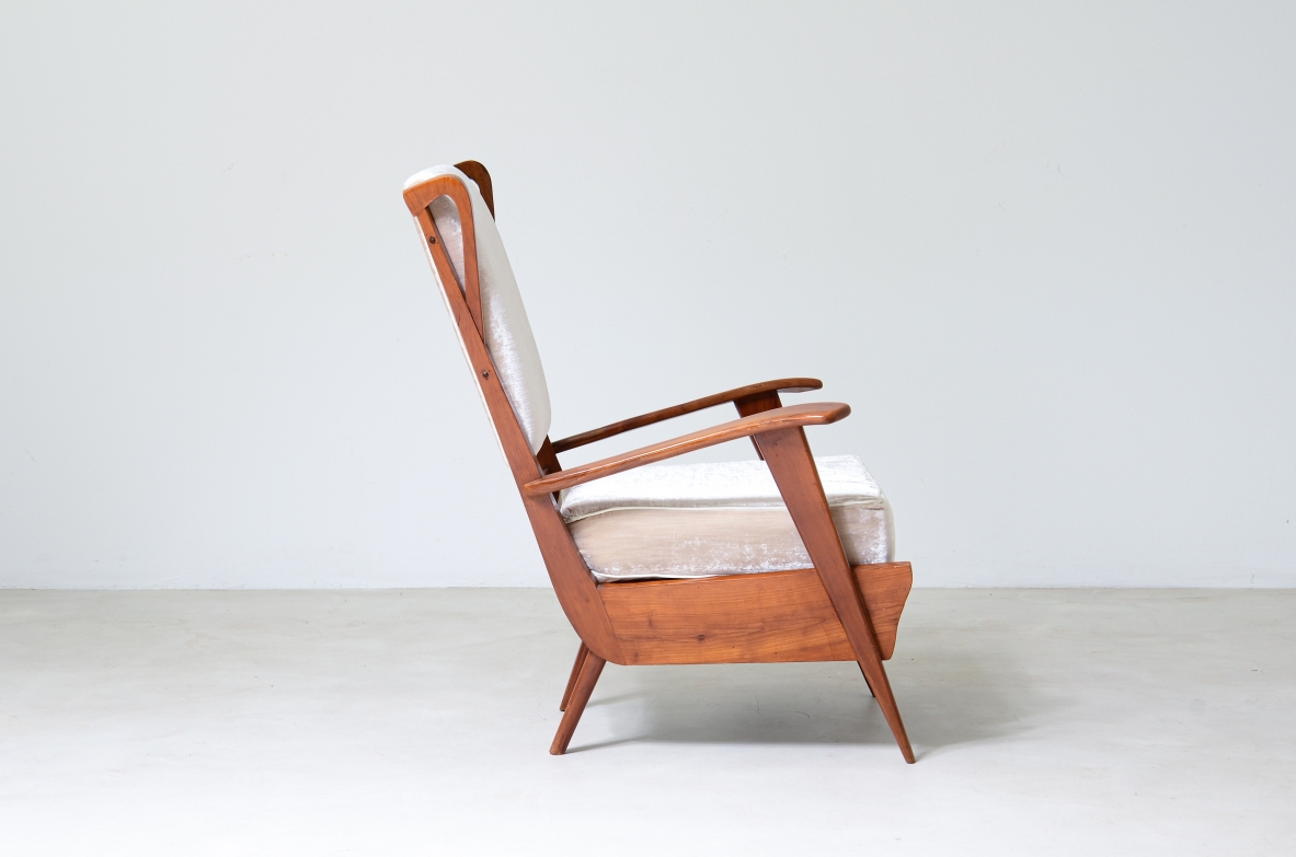 Poltrona da lettura modernista con struttura in rovere nello stile di Gio Ponti.  Manifattura italiana, 1950ca.