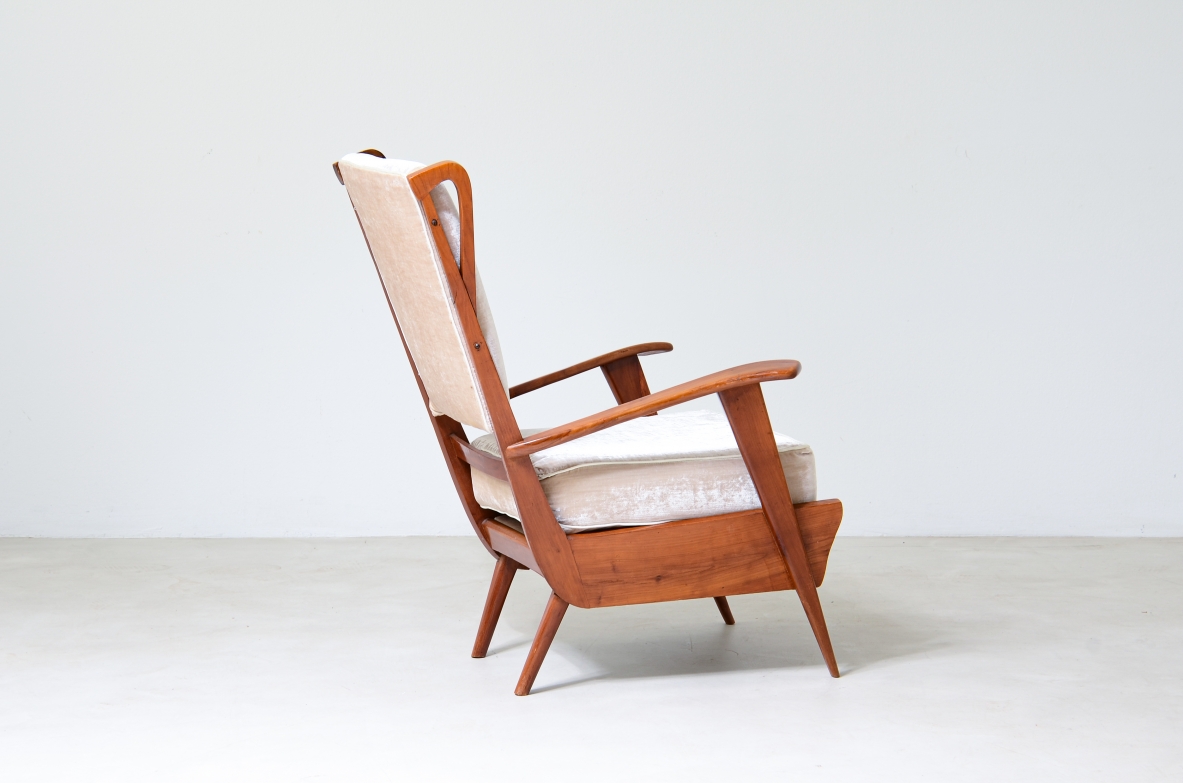 Poltrona da lettura modernista con struttura in rovere nello stile di Gio Ponti.  Manifattura italiana, 1950ca.