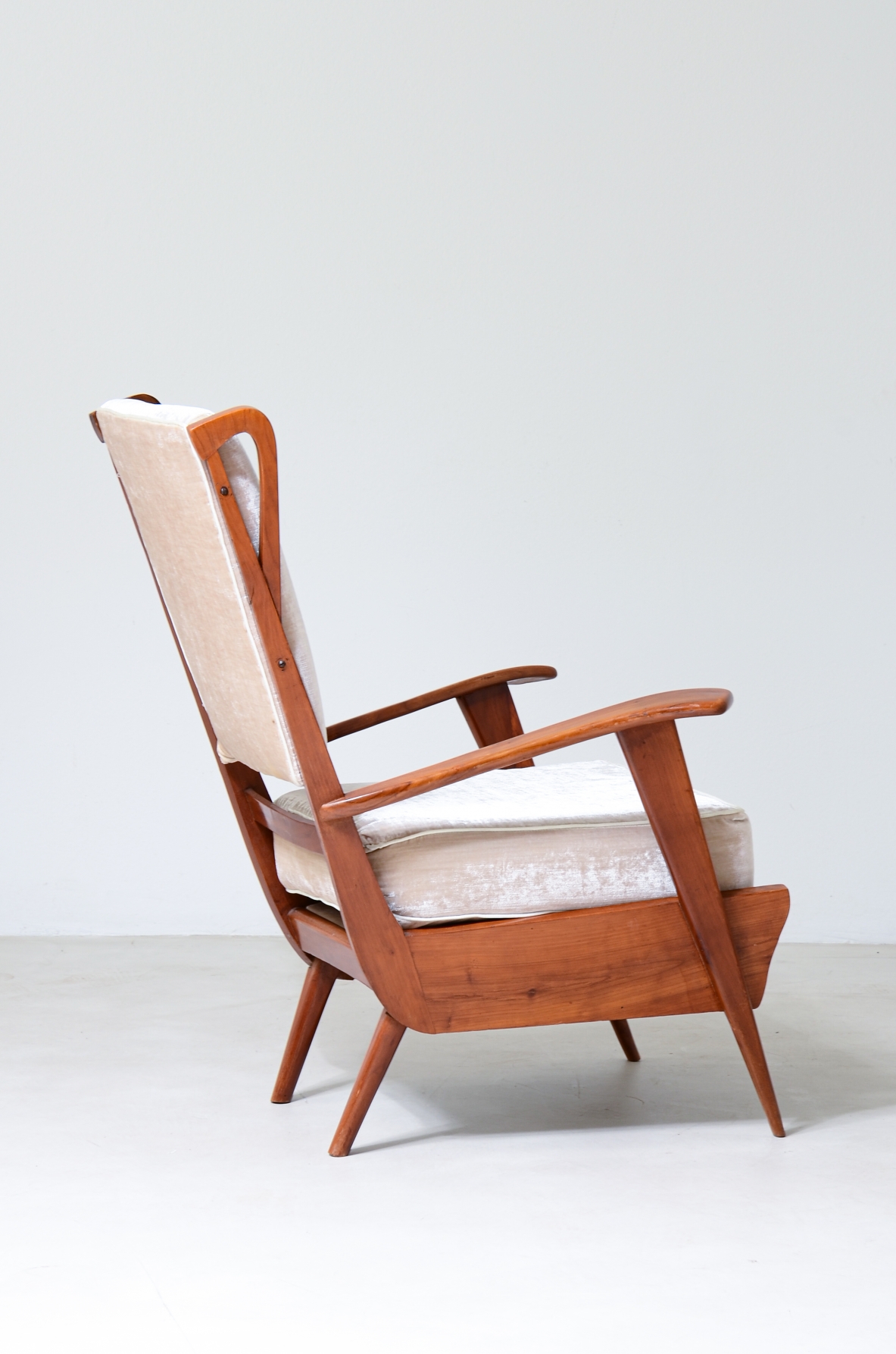 Poltrona da lettura modernista con struttura in rovere nello stile di Gio Ponti.  Manifattura italiana, 1950ca.
