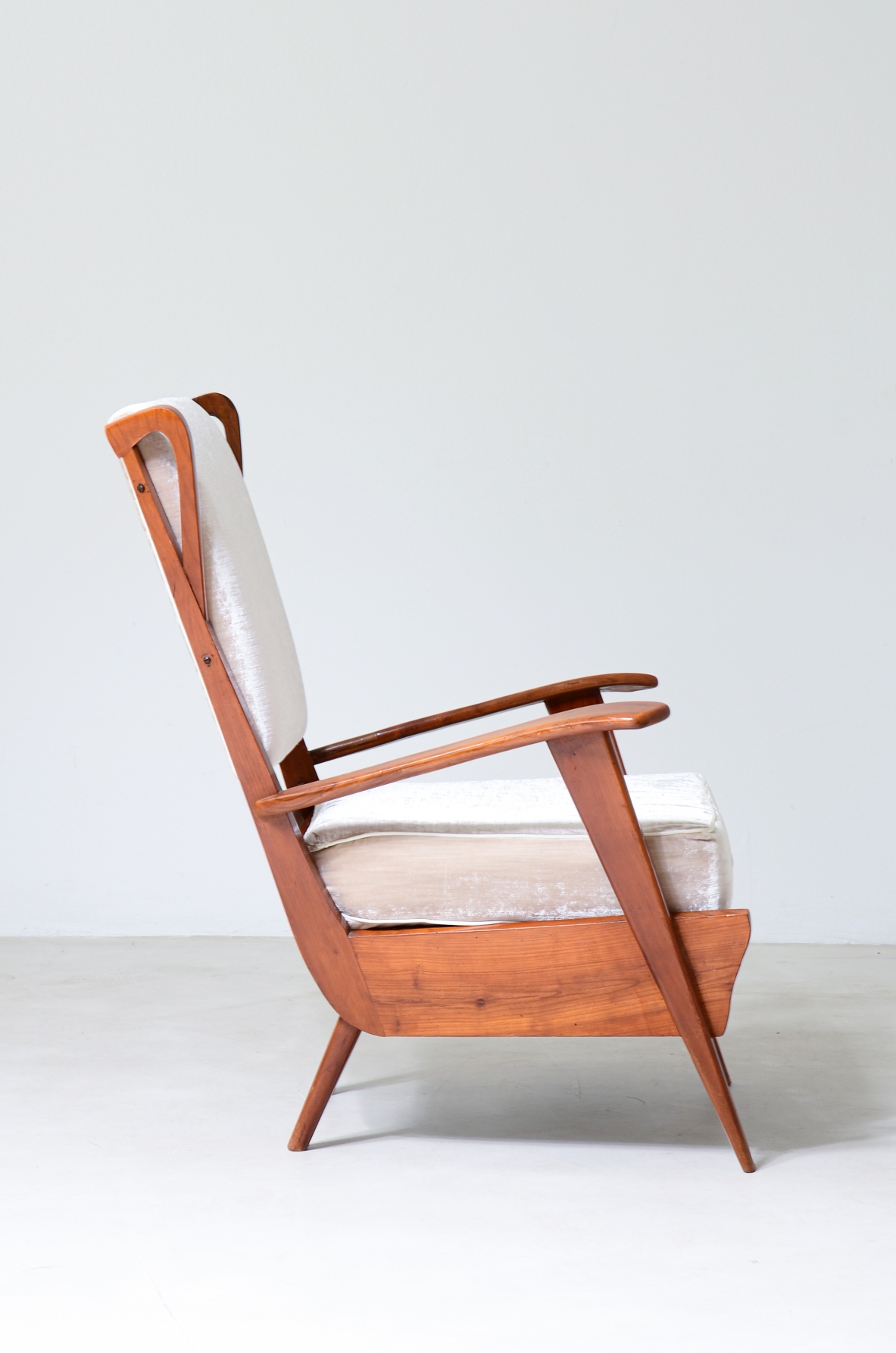Poltrona da lettura modernista con struttura in rovere nello stile di Gio Ponti.  Manifattura italiana, 1950ca.