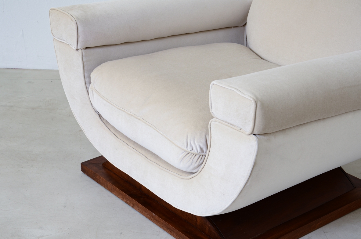 Coppia di grandi poltrone dalla forma organica con basamento in legno, rivestite in velluto cotone.  Manifattura italiana anni '60