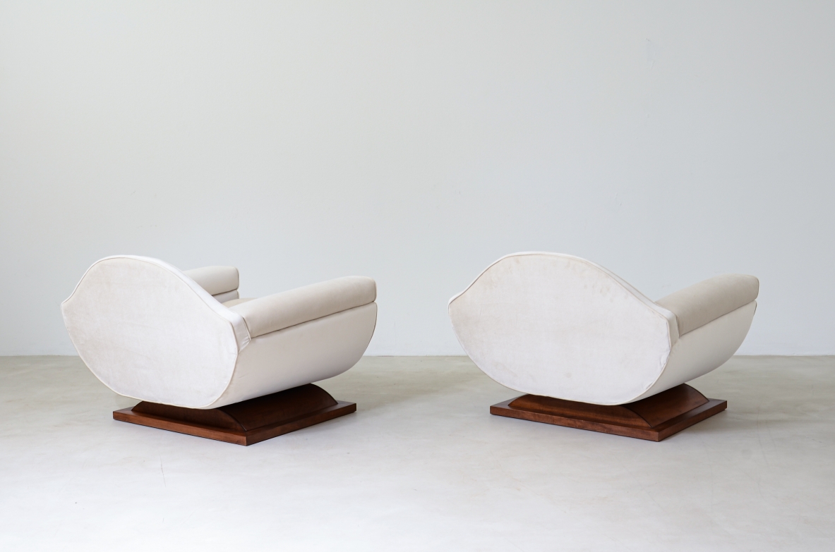 Coppia di grandi poltrone dalla forma organica con basamento in legno, rivestite in velluto cotone.  Manifattura italiana anni '60