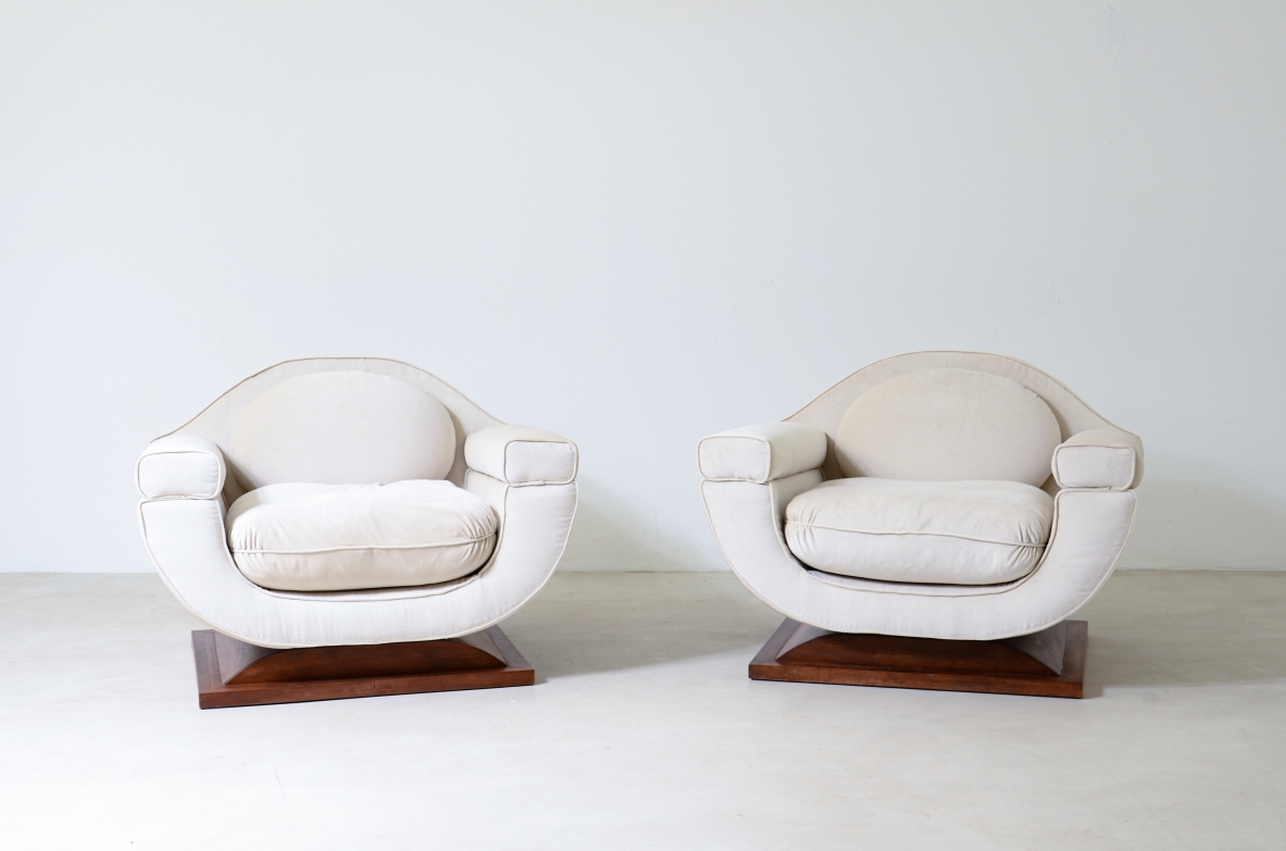 Coppia di grandi poltrone dalla forma organica con basamento in legno, rivestite in velluto cotone.  Manifattura italiana anni '60