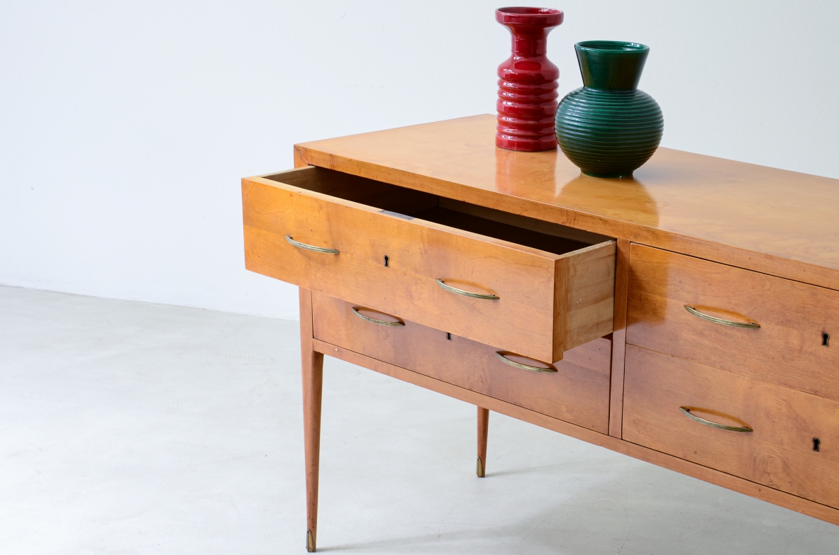 Chest of drawers in blond maple with four drawers, brass handles and tips. Italian manufacture, 1950's