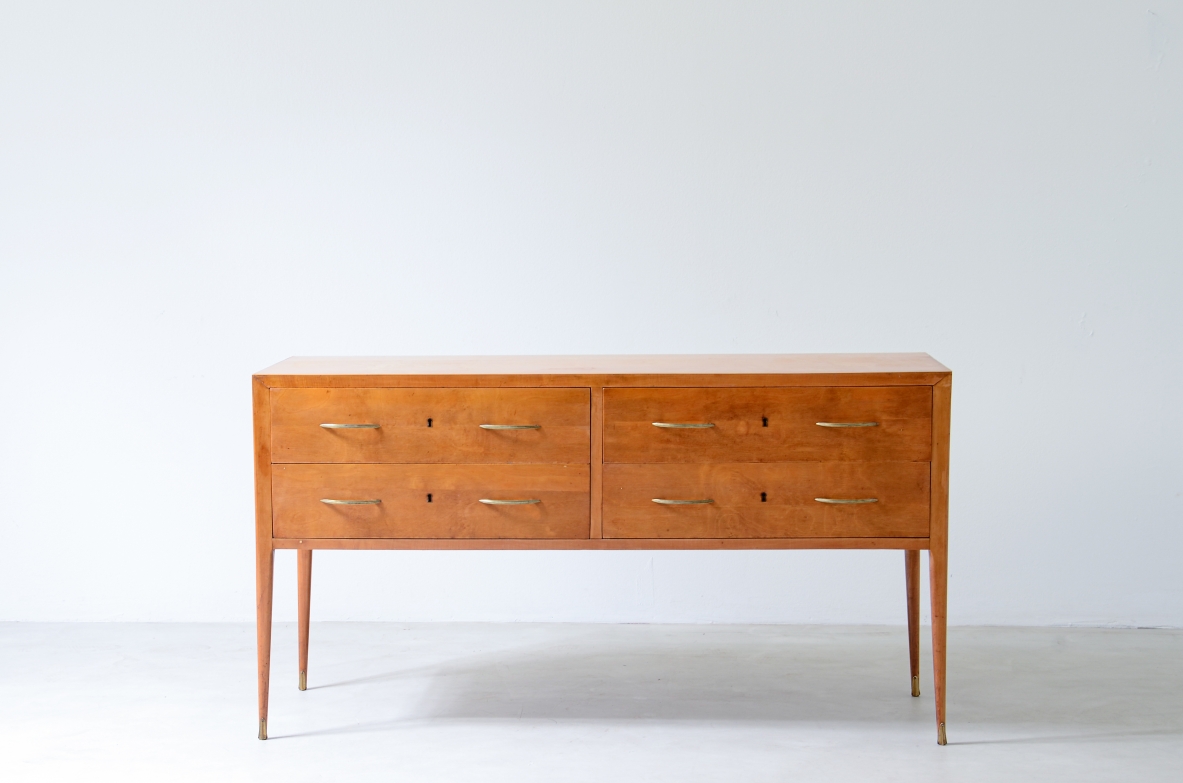 Chest of drawers in blond maple with four drawers, brass handles and tips. Italian manufacture, 1950's