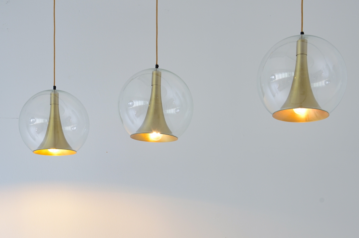 Quattro lampade a sfera direzionali realizzate in vetro soffiato e coni in ottone.  Manifattura muranese, 1960 ca.