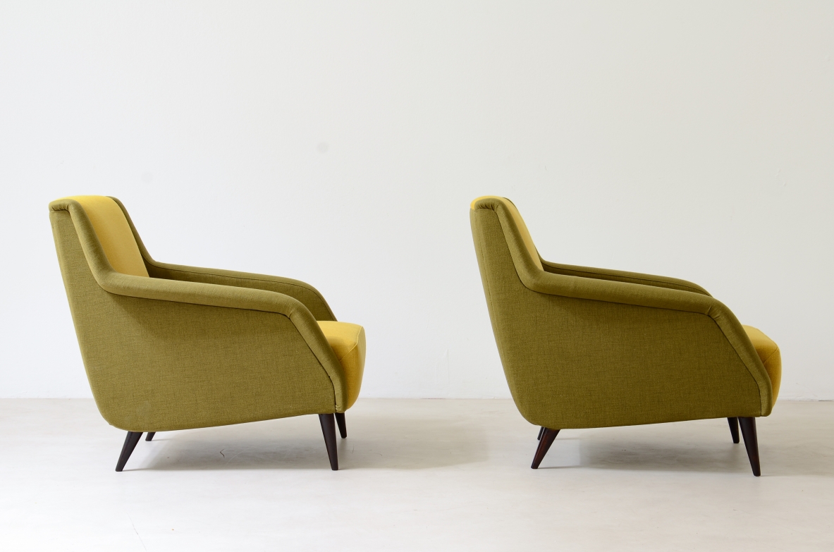 Carlo De Carli, Gio Ponti  Coppia di poltrone modello 802 rivestite in tessuto imbottito Manifattura Cassina 1954.