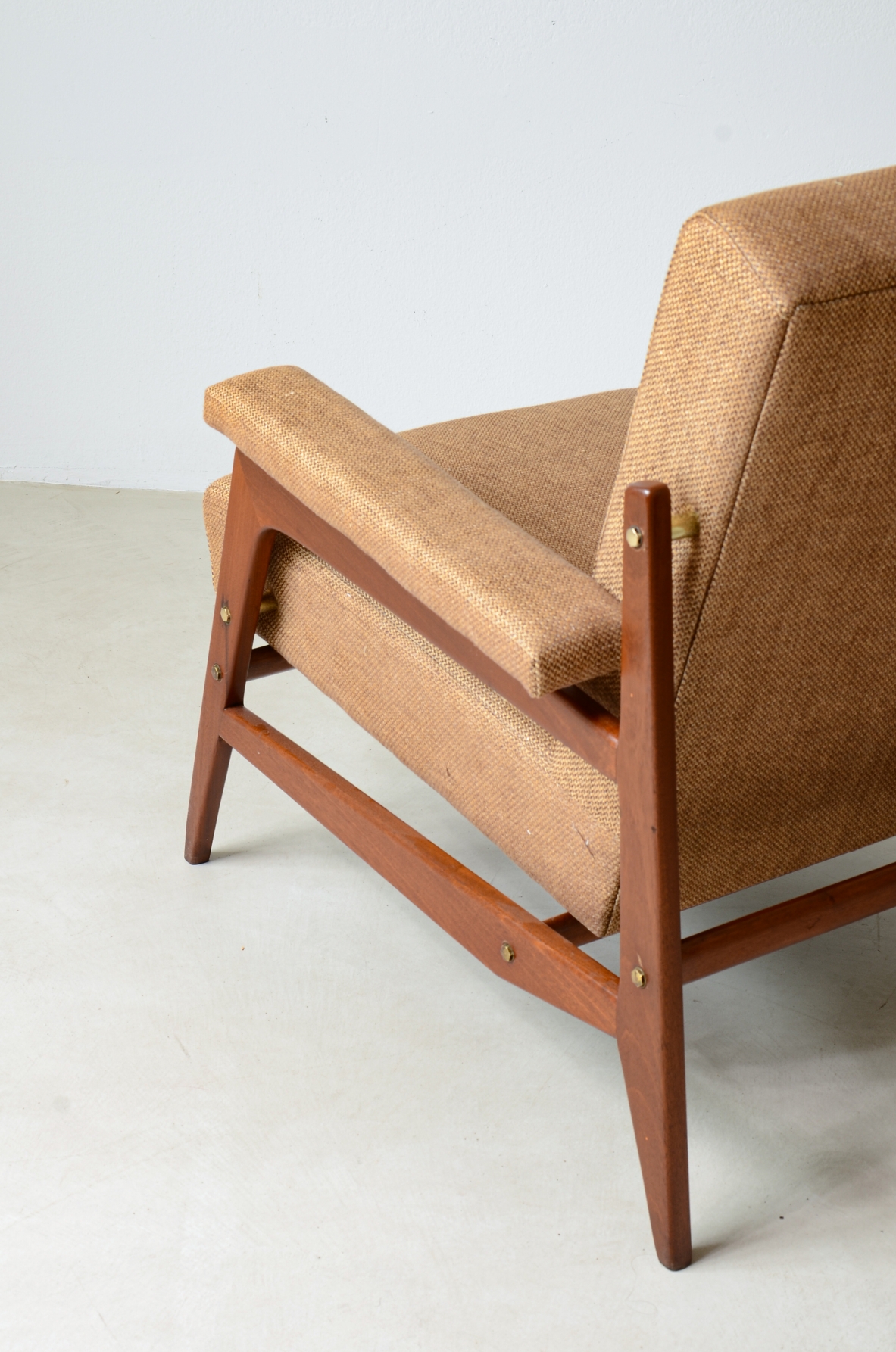 Coppia di poltrone moderniste con struttura in legno e distanziatori in ottone.  Manifattura Italiana, 1955ca.