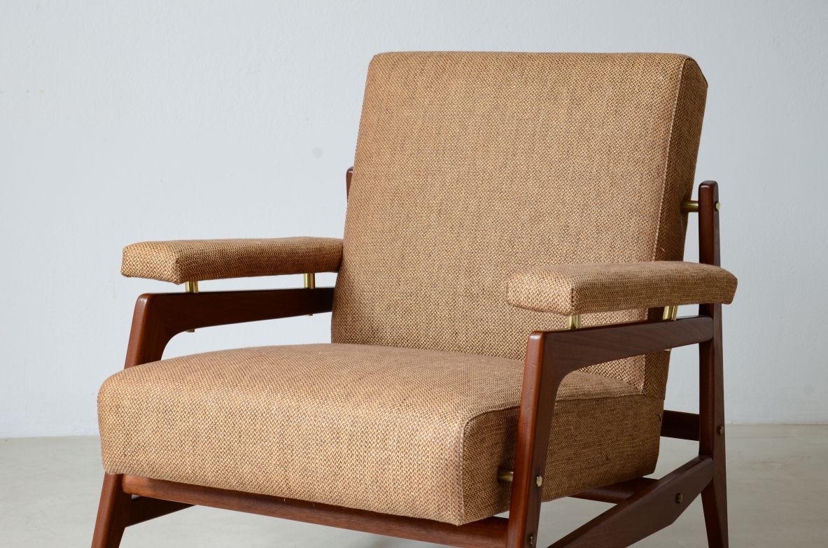Coppia di poltrone moderniste con struttura in legno e distanziatori in ottone.  Manifattura Italiana, 1955ca.