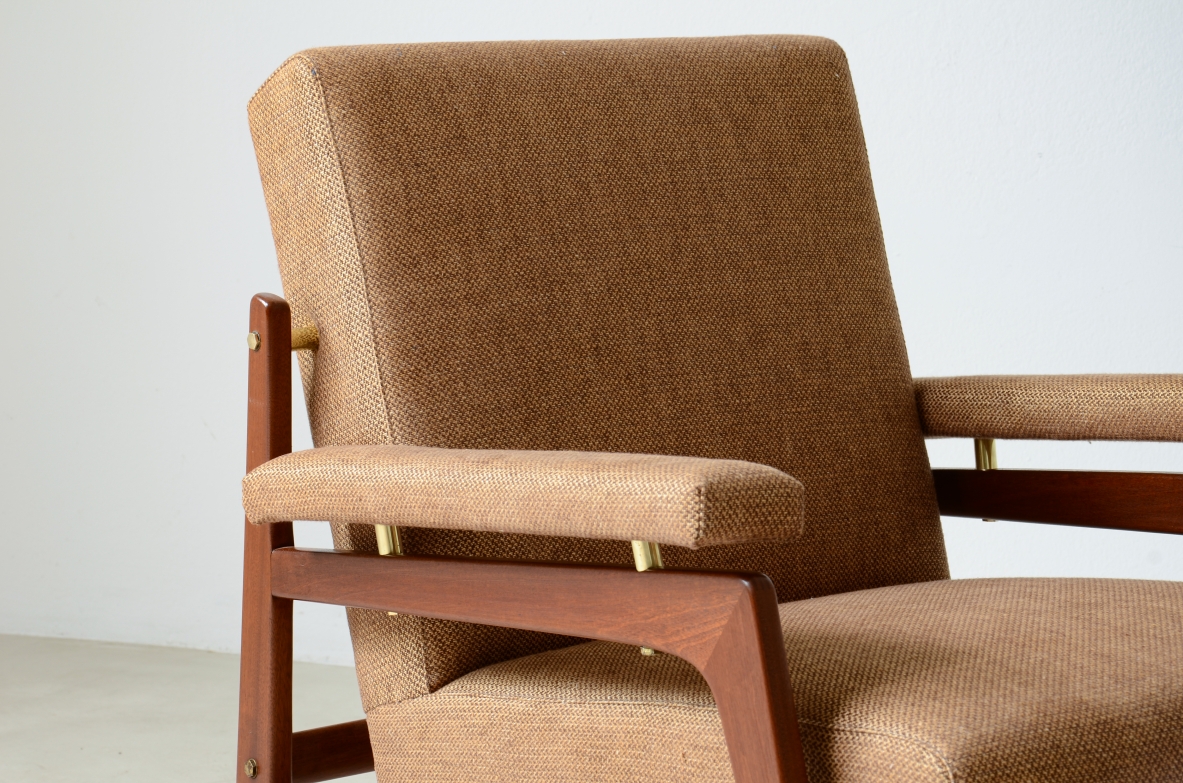 Coppia di poltrone moderniste con struttura in legno e distanziatori in ottone.  Manifattura Italiana, 1955ca.