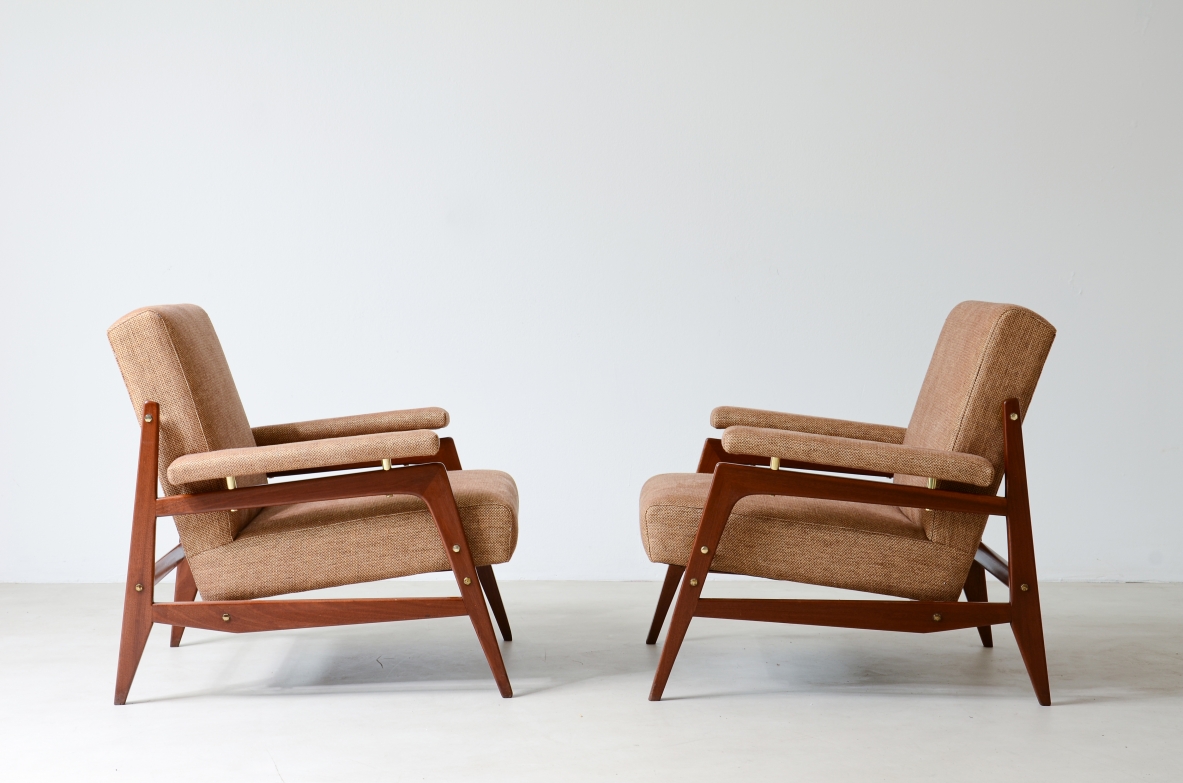 Coppia di poltrone moderniste con struttura in legno e distanziatori in ottone.  Manifattura Italiana, 1955ca.