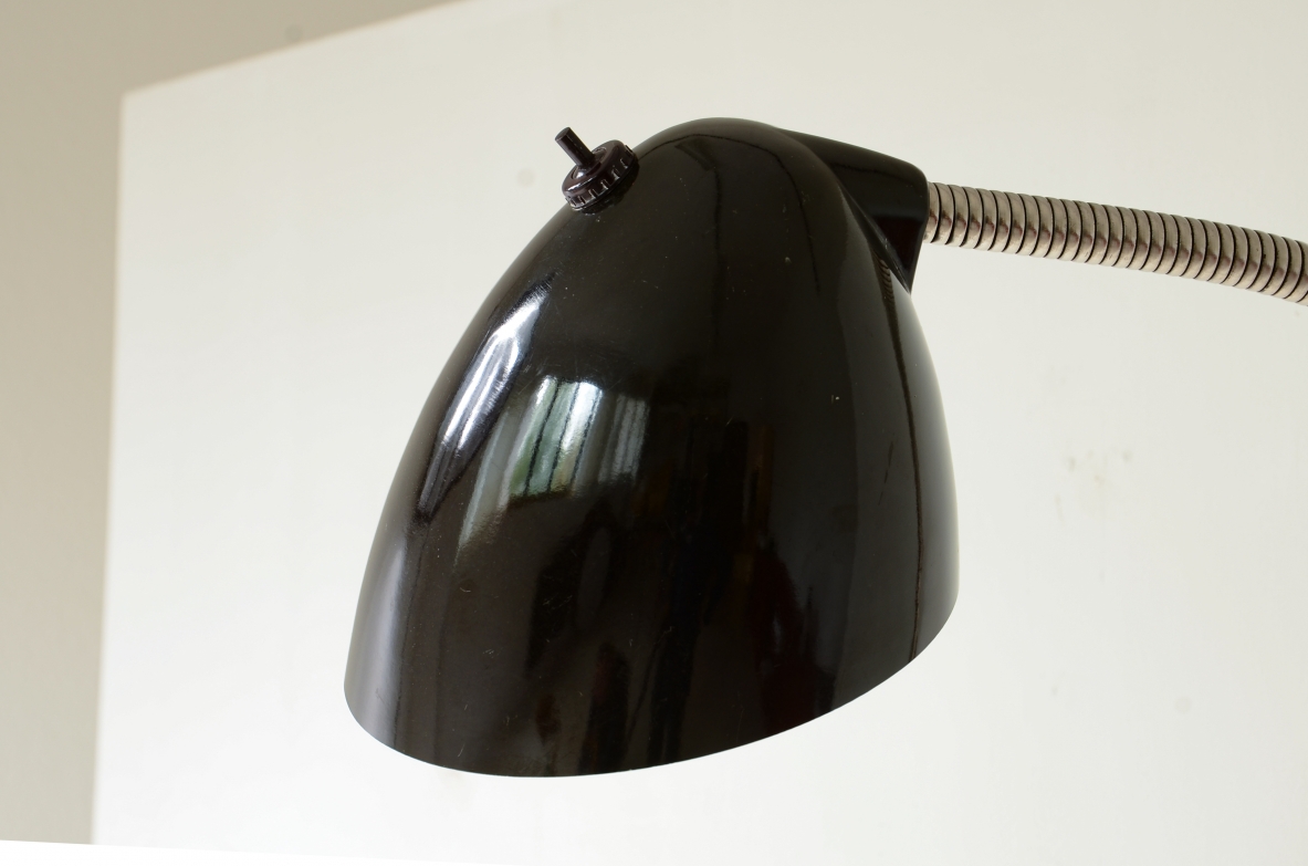 Coppia di lampade in bachelite con braccio snodabile in metallo e placca a parete in ottone.  Germania 1930ca. 