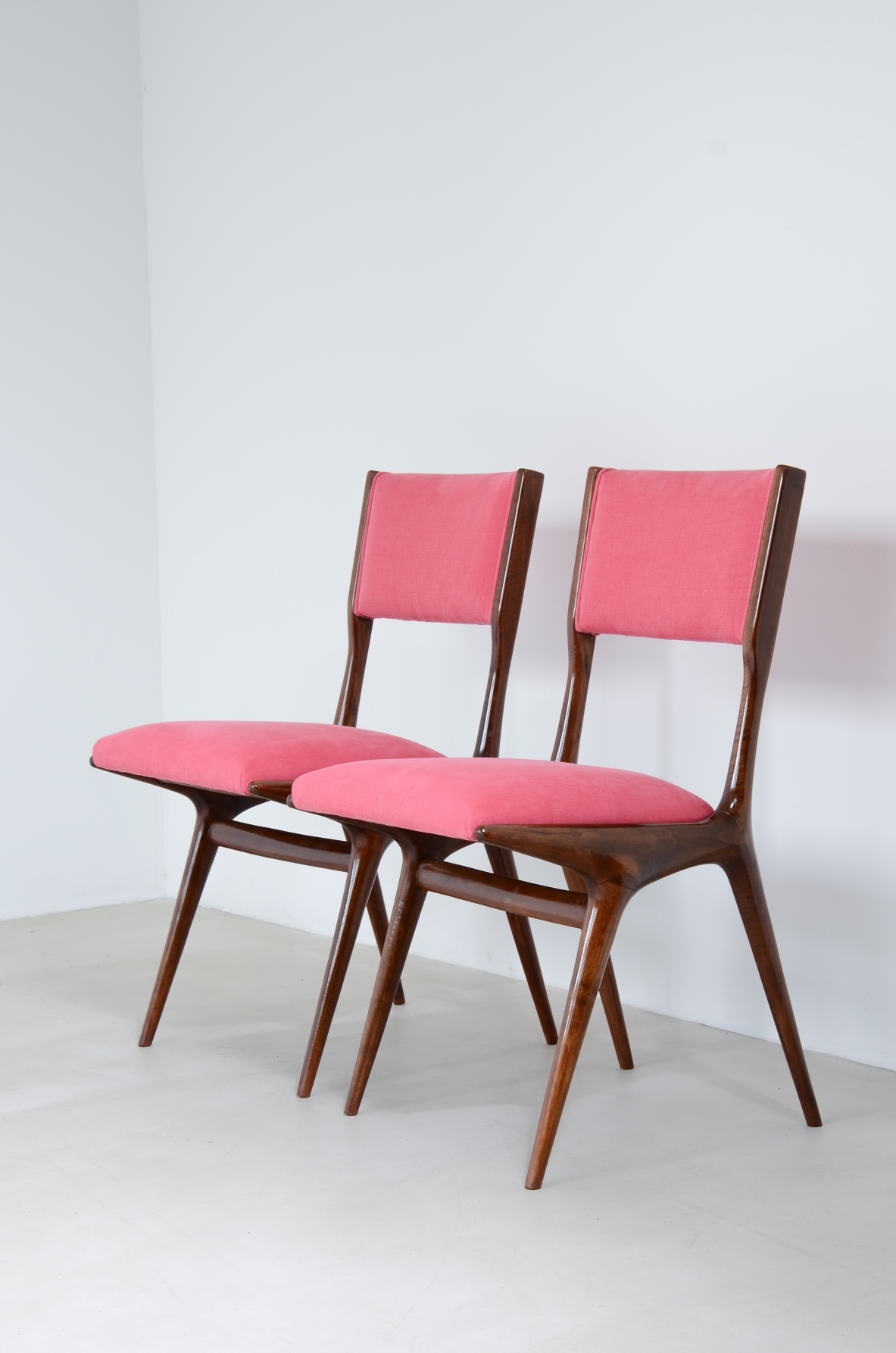 Carlo de Carli (1910-1999)  Raro set di di 8 sedie modello 634, 1954.