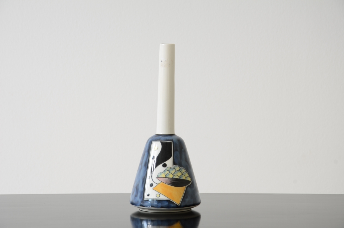 Vaso in ceramica dipinta e smaltata con lungo stelo in ceramica bianaca.  Manifattura Alfa made in Italy, 1950ca.  Firmata sul fondo.