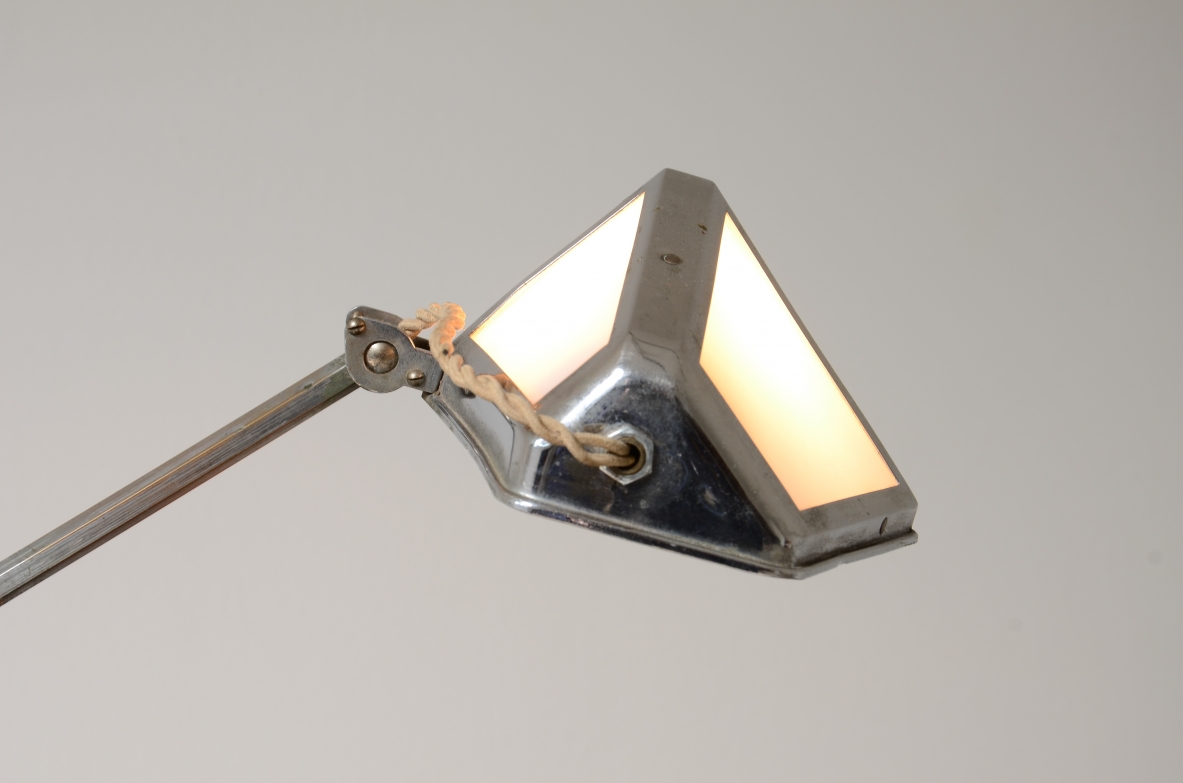 Lampada da tavolo in metallo cromato e vetro opalino.