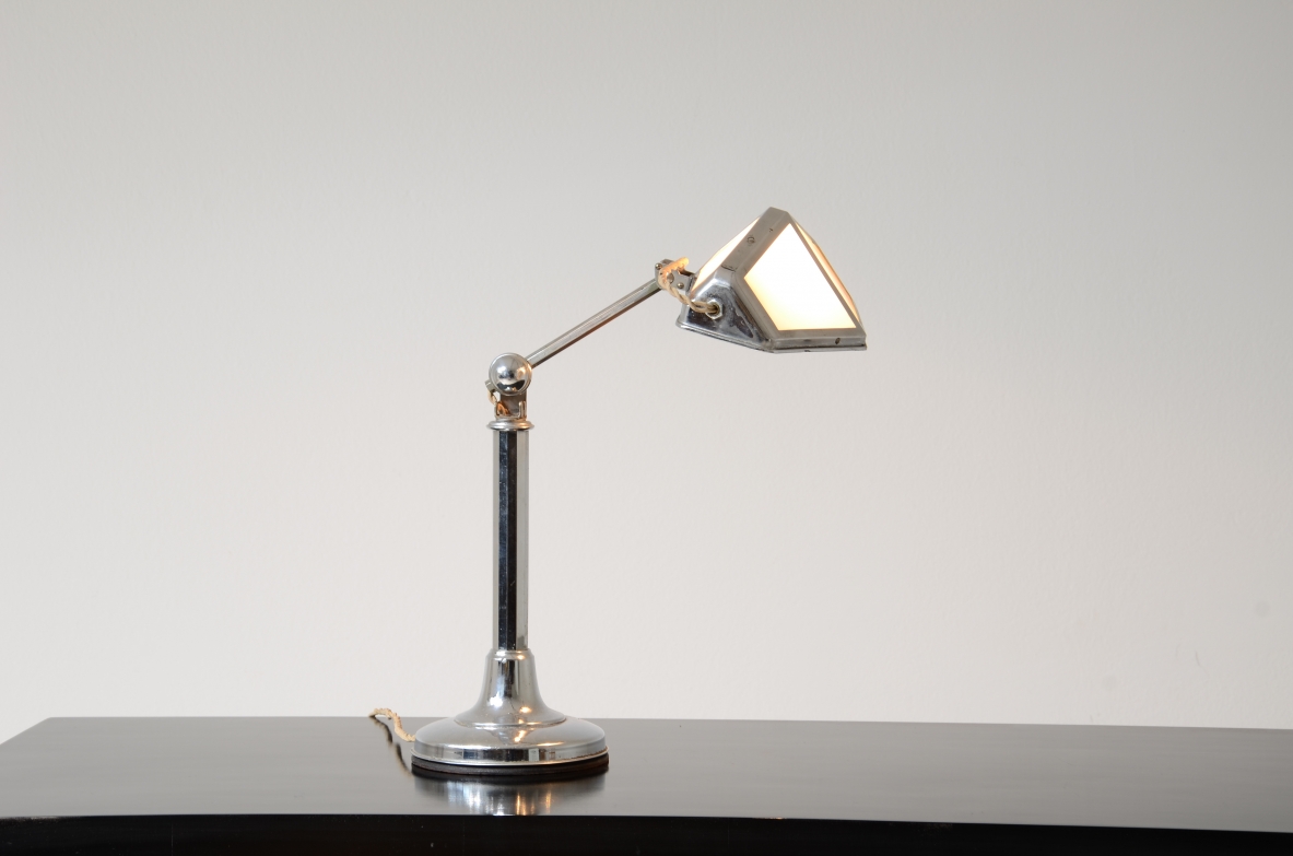 Lampada da tavolo in metallo cromato e vetro opalino.