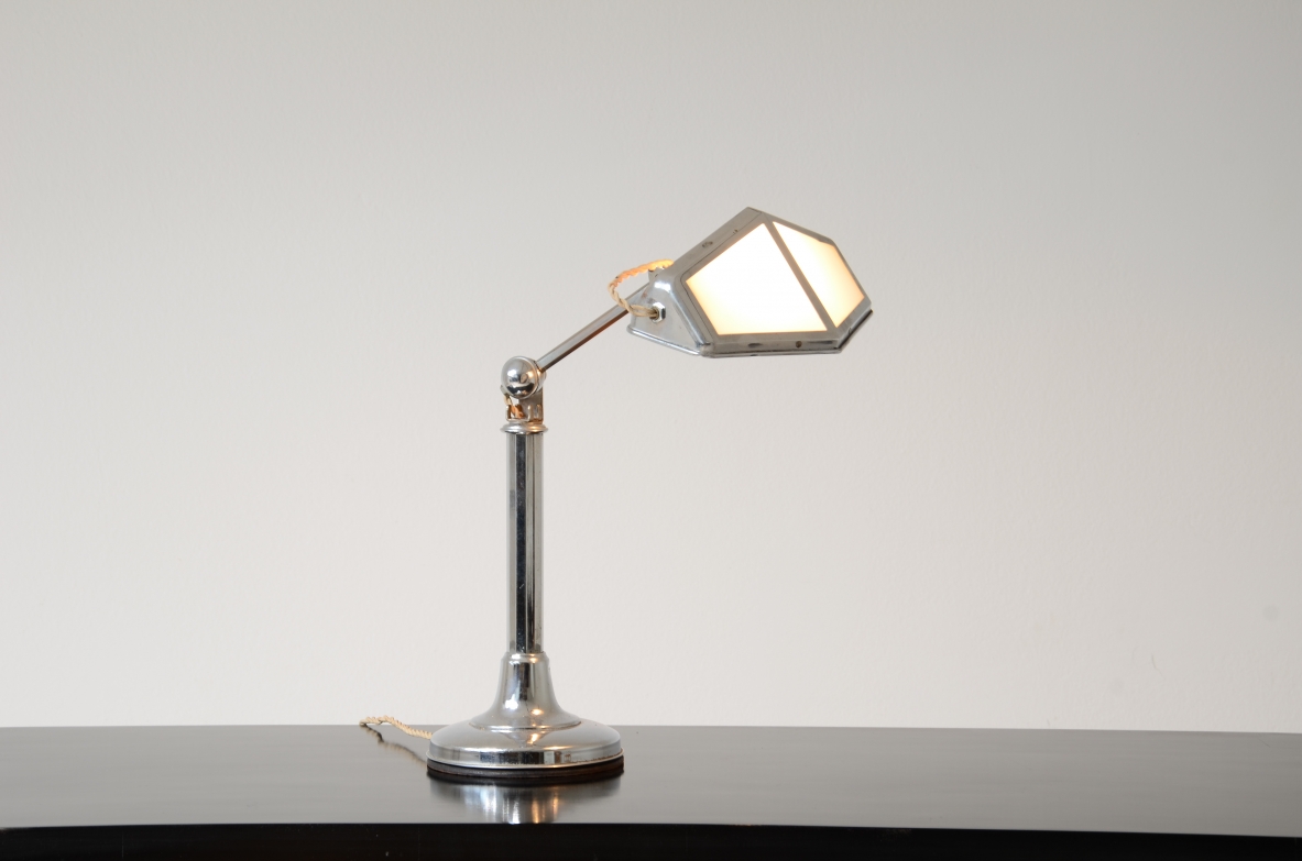 Lampada da tavolo in metallo cromato e vetro opalino.
