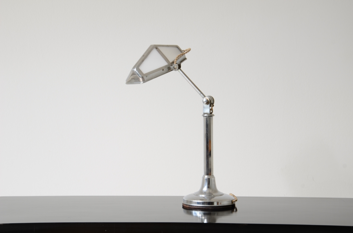 Lampada da tavolo in metallo cromato e vetro opalino.
