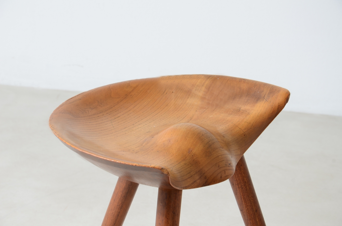 Extraordinary sculpted wooden stool in cherry Italian 1940s manufacture.