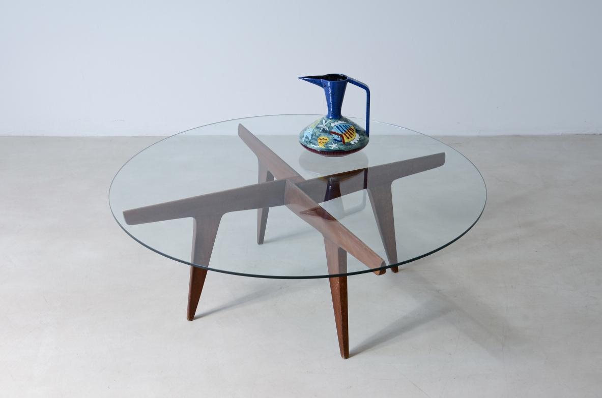 Gio Ponti  tavolino in legno a quattro razze incrociate con piano in cristallo.  Manifattura anni 50.