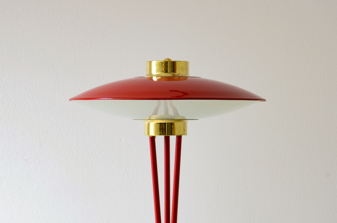 Stilnovo Milano  Rara lampada da terra in metallo laccato rosso. Manifattura Stilnovo, 1950 ca.