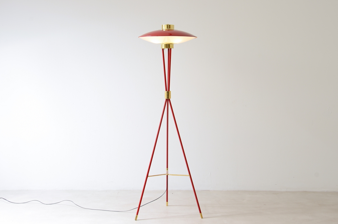 Stilnovo Milano  Rara lampada da terra in metallo laccato rosso. Manifattura Stilnovo, 1950 ca.
