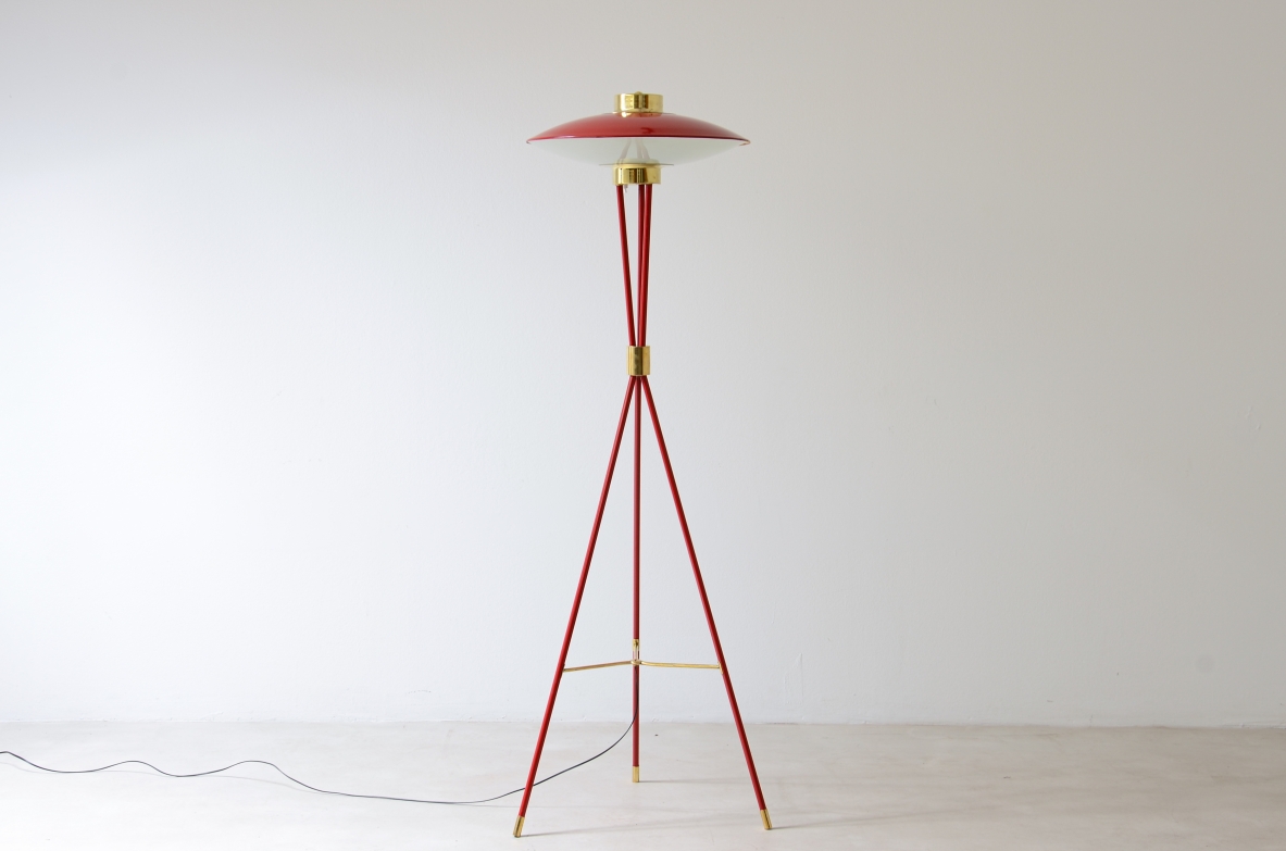 Stilnovo Milano  Rara lampada da terra in metallo laccato rosso. Manifattura Stilnovo, 1950 ca.