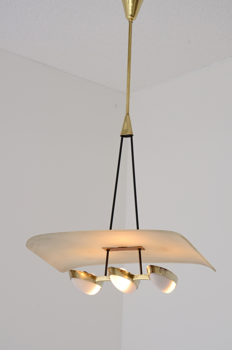Gilardi e Barzaghi  Raro lampadario in metallo e ottone con cappello in metallo curvato. Manifattura 1950.