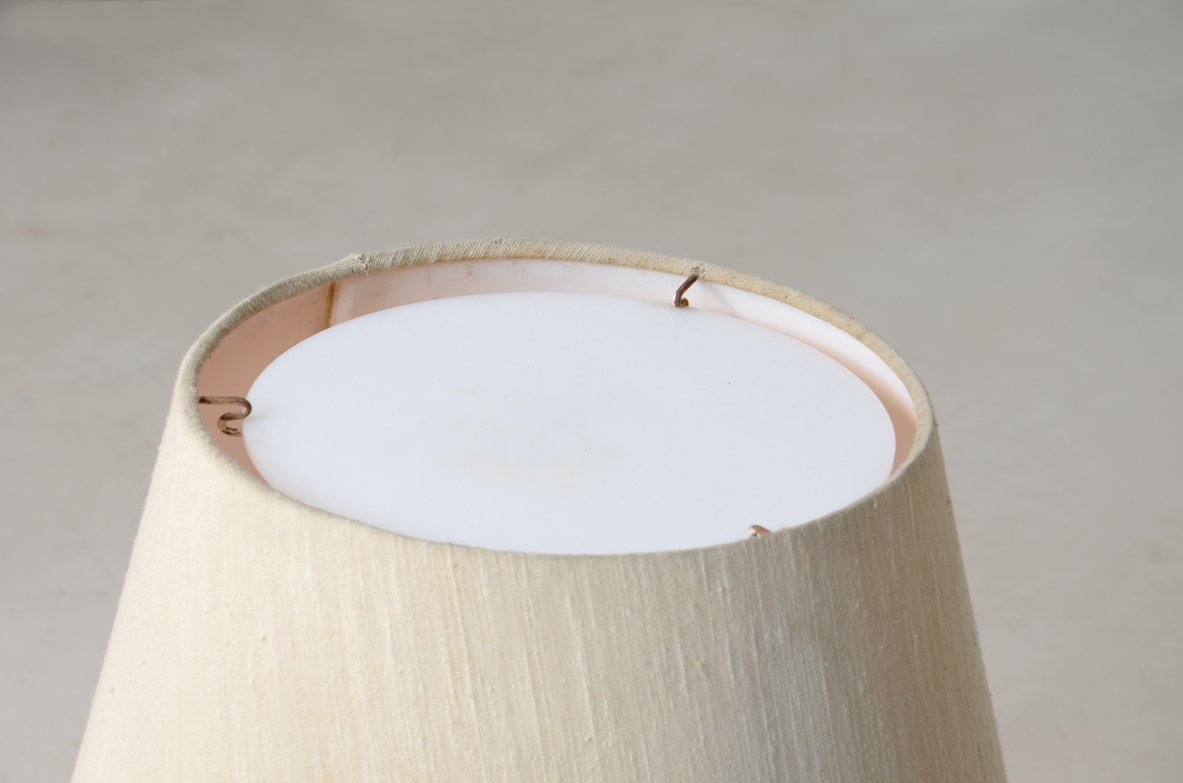 Coppia di lampade in vetro colorato con finale in ottone e cappello in tessuto con disco in perplex.
