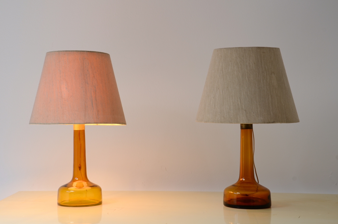 Coppia di lampade in vetro colorato con finale in ottone e cappello in tessuto con disco in perplex.