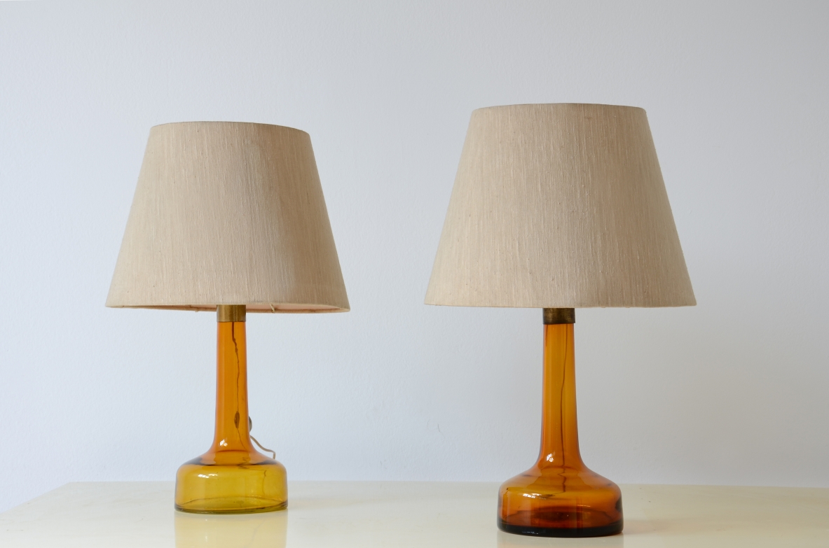 Coppia di lampade in vetro colorato con finale in ottone e cappello in tessuto con disco in perplex.