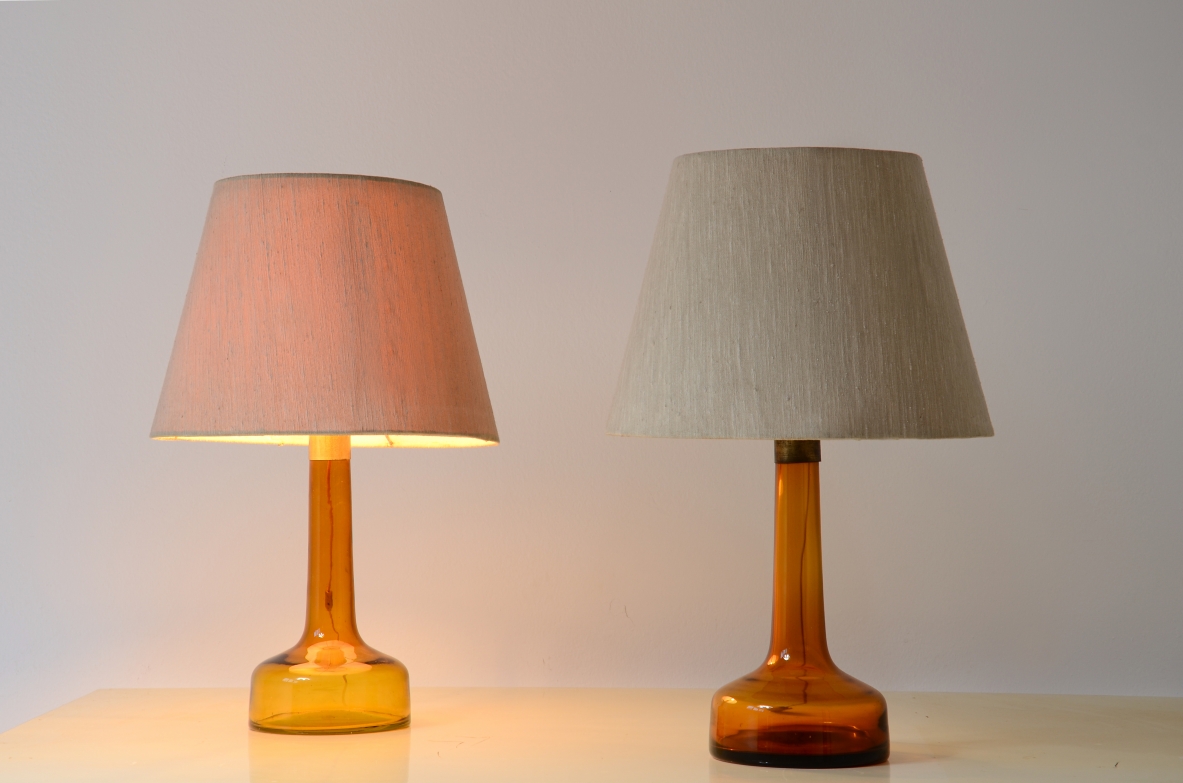 Coppia di lampade in vetro colorato con finale in ottone e cappello in tessuto con disco in perplex.