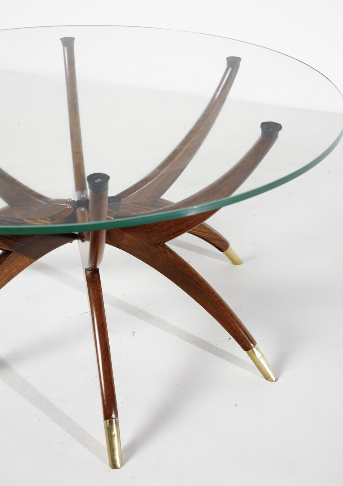 Elegante tavolo basso a 6 gambe in legno curvato con puntali in ottone e piano in cristallo molato  anni '50